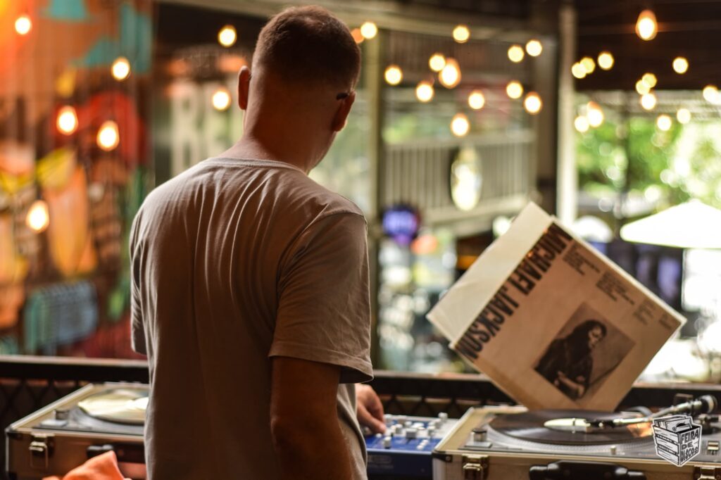 Vinyl Coffee Clube estreia em Feira de Santana unindo música, café e gastronomia artesanal